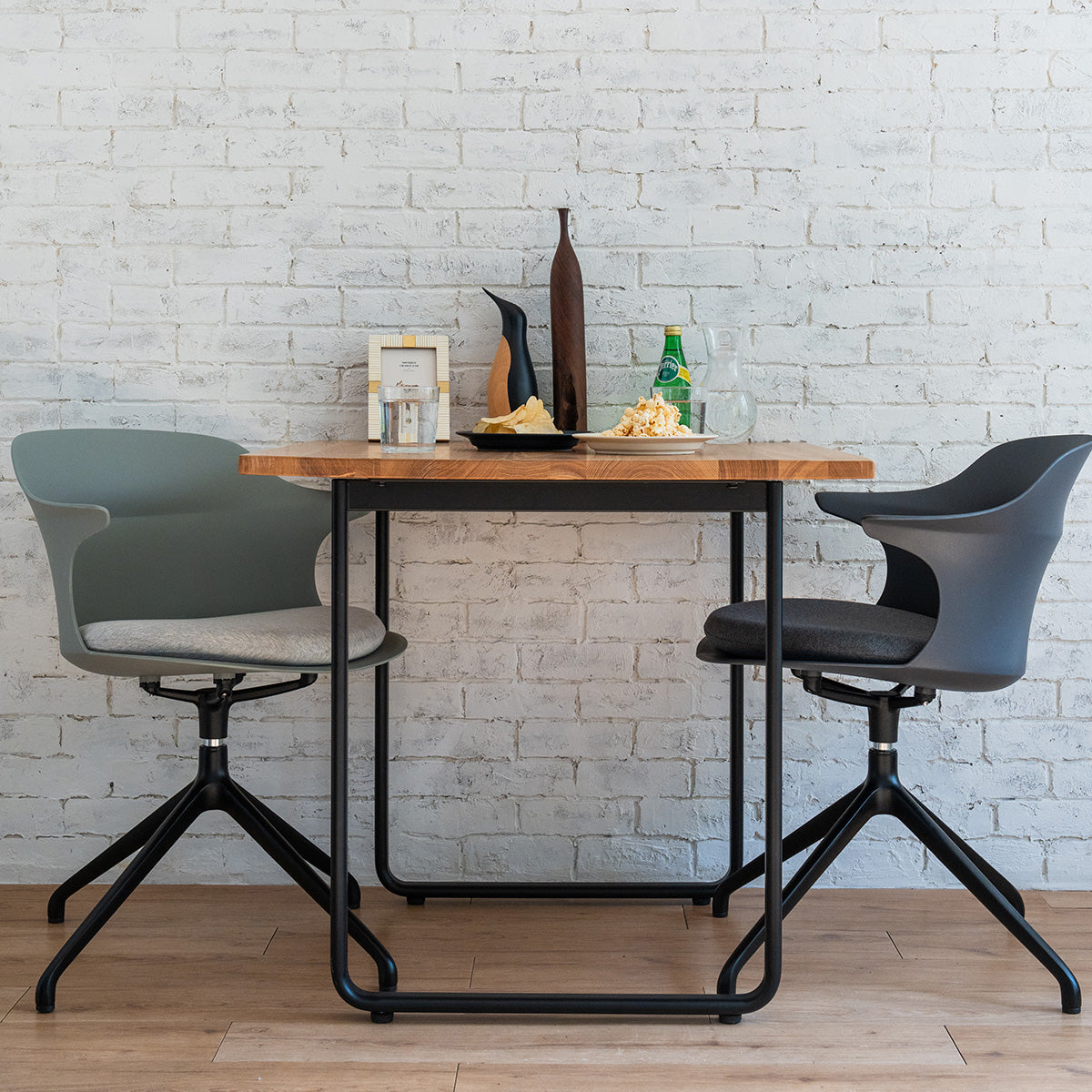 Smooth Round Chair With Arms - Black Legs/スムースラウンドチェア アーム付 ブラック脚 使用例