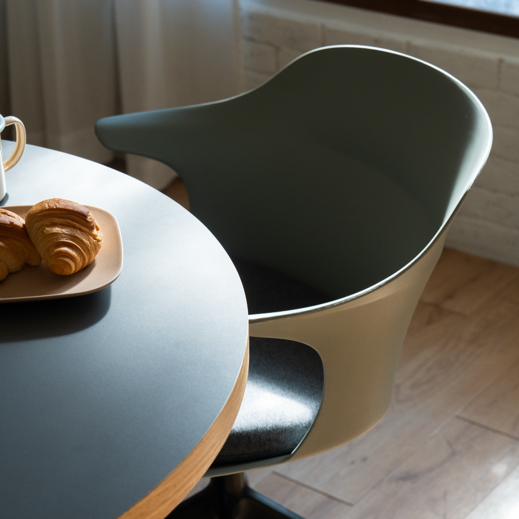 スムーズ ラウンド チェア ブラック脚 肘掛け付き