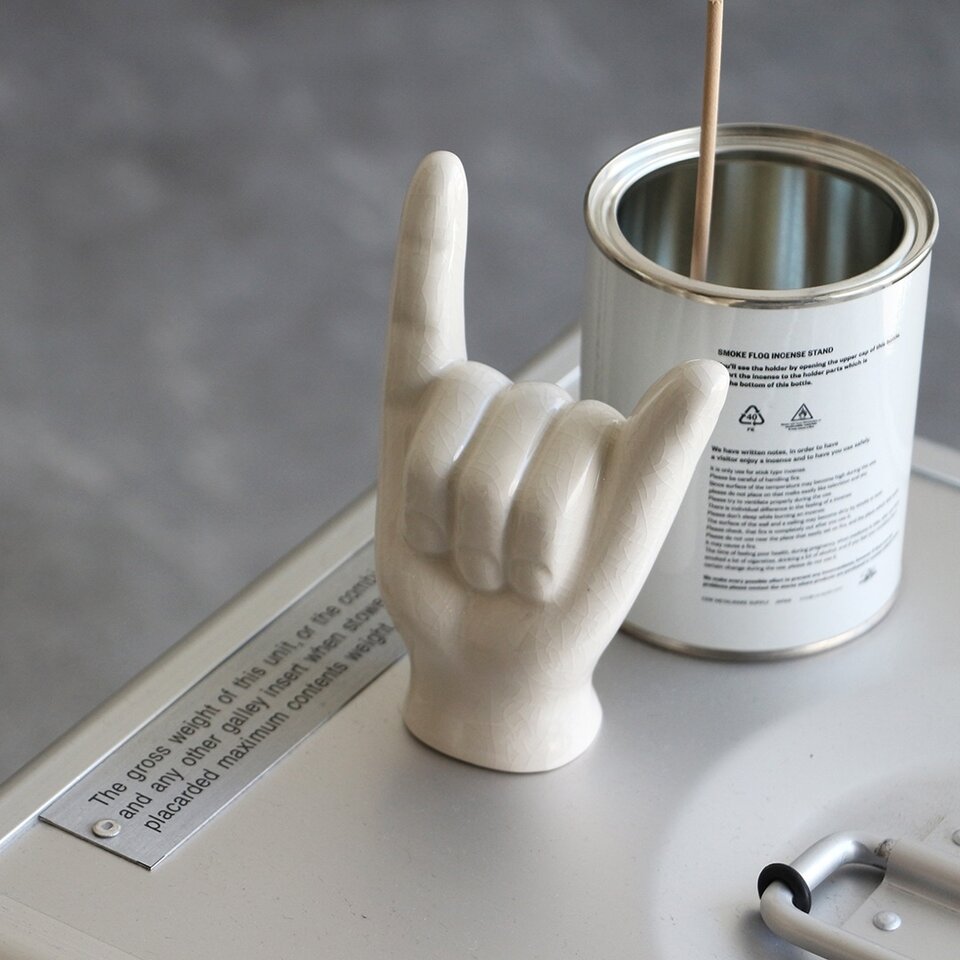 陶器ハンドオブジェ Hang Loose 使用例