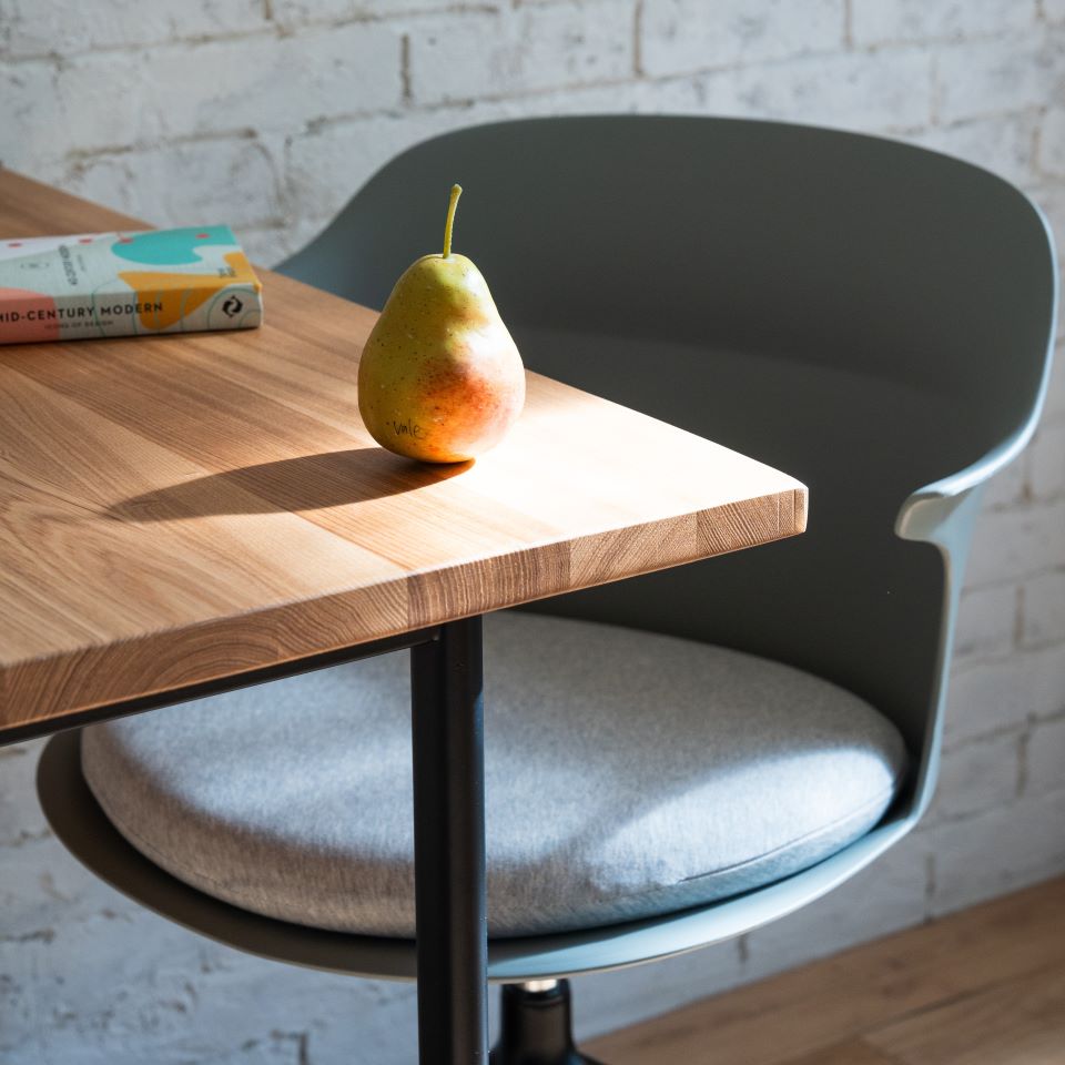 KUUM テーブル80x80cm | アッシュ無垢材ナチュラル 2人用 カフェ・ダイニング兼用