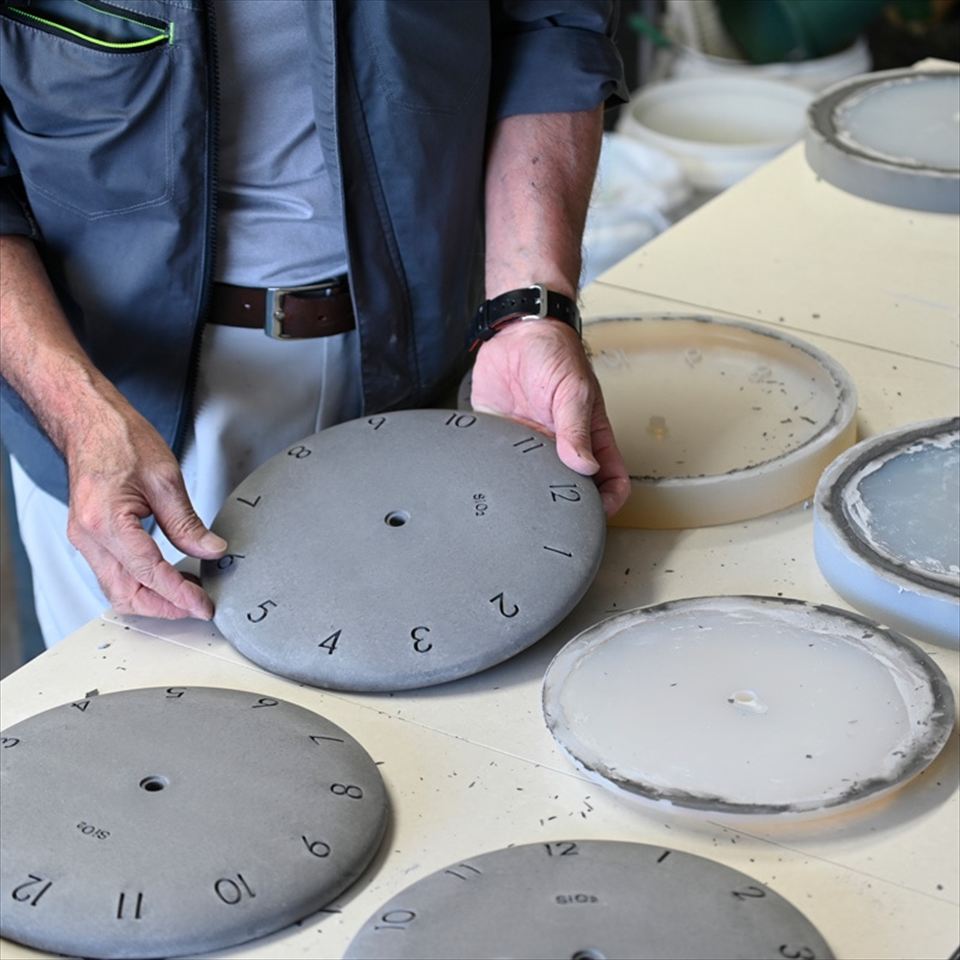 珪藻土の時計（洗い出し）制作過程